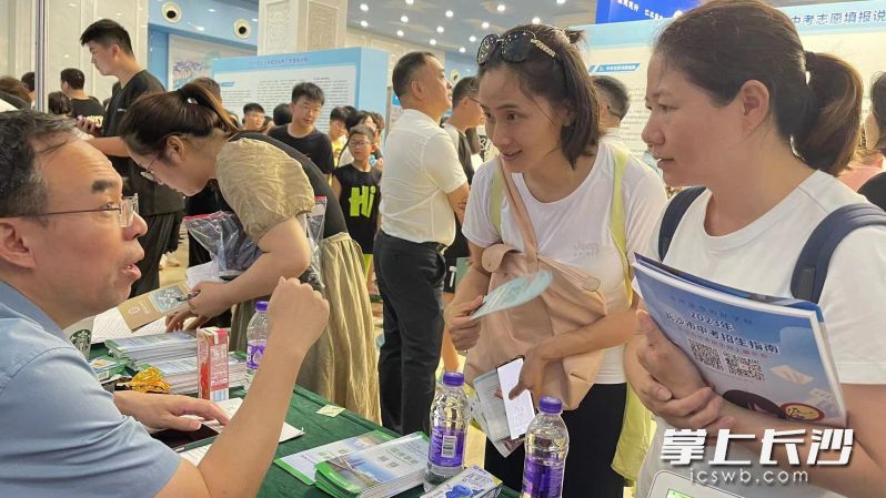 3日上午，4万多名家长和学生参加长沙市中考招生咨询会，面对面咨询招生老师。均为长沙晚报全媒体记者周数邑摄