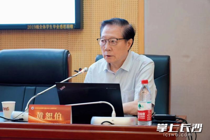 教育部基础教育课程教材专家工作委员会委员黄恕伯教授带来精彩讲座。