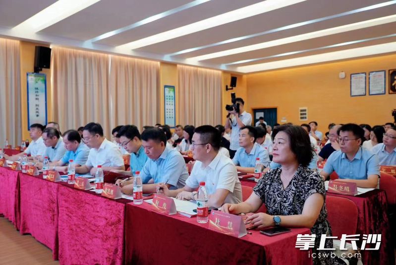 长郡教育集团管委会副会长、长郡中学党委书记杜慧鼓励不同岗位的管理者结合学校实际，积极探索素质教育新生态，构建品质教育长郡范式。