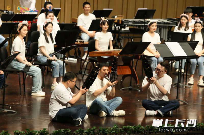 音乐会上演精彩节目。