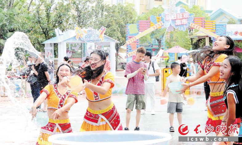 7月8日，长沙方特和株洲方特两园消暑狂欢节同时启动，游客在园内体验水花四溅的清凉刺激和畅快淋漓。长沙晚报全媒体记者 贺文兵 摄