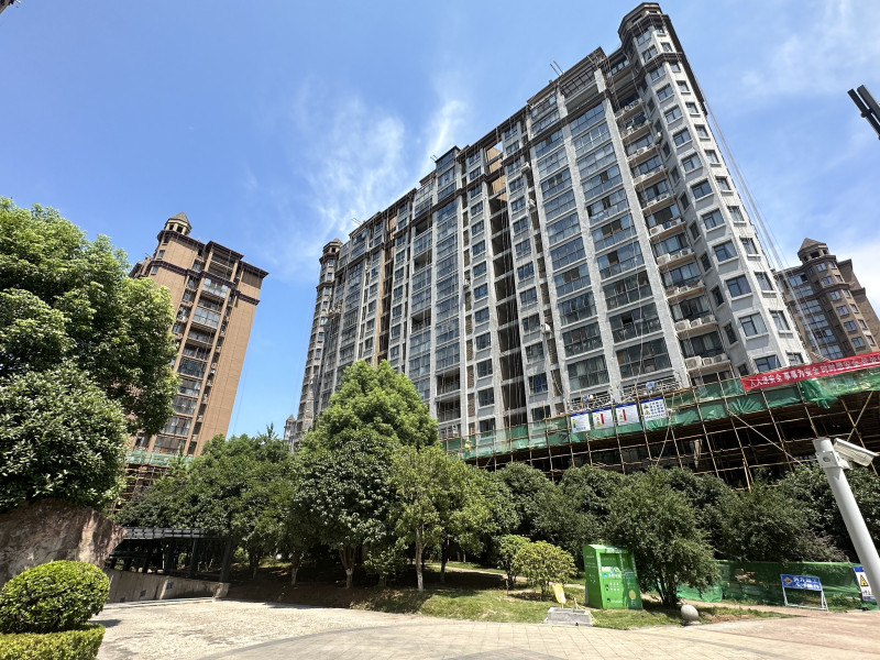 位于天心区的兴汝金城小区外立面改造项目正在施工中，成功解决了小区外墙砖脱落安全隐患问题，成为全省首个既有小区外墙砖全部铲除重新改造的案例。长沙晚报全媒体记者 陈焕明 摄