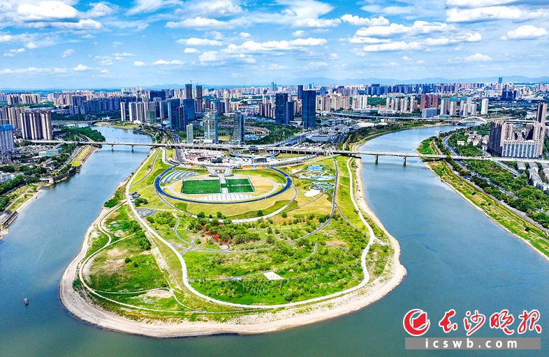 马栏山聚集视频文创产业链上下游企业4000余家,成为中部地区文化创意领域的一座“高峰”。 长沙晚报全媒体记者 刘晓敏 摄 马栏山聚集视频文创产业链上下游企业4000余家,成为中部地区文化创意领域的一座“高峰”。 长沙晚报全媒体记者 刘晓敏 摄