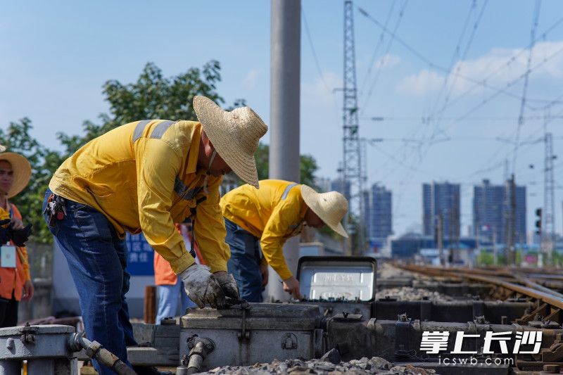 长沙电务段长沙信号工区的职工正在进行道岔检修作业。