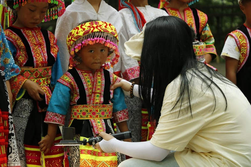 促进团成员引导孩子调整姿势。 促进团成员引导孩子调整姿势。