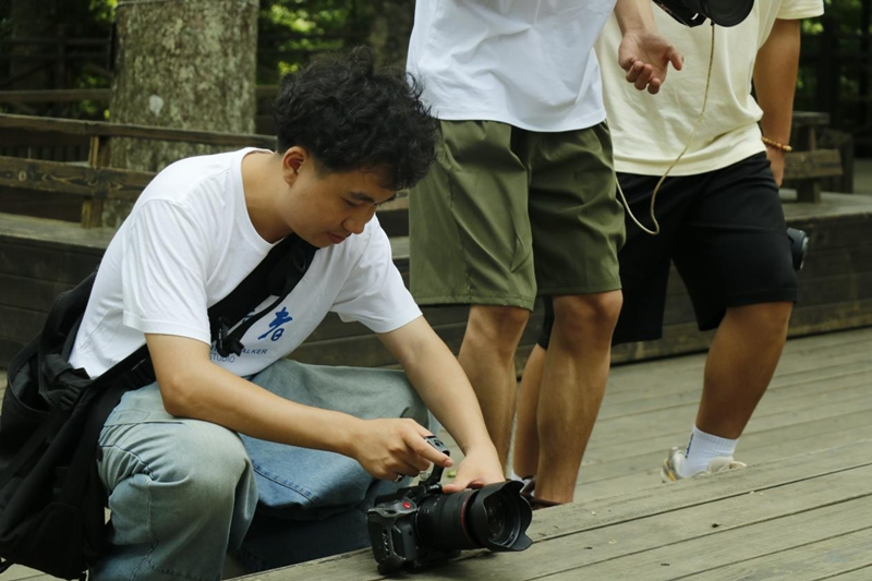 促进团成员进行花瑶服饰拍摄。 促进团成员进行花瑶服饰拍摄。