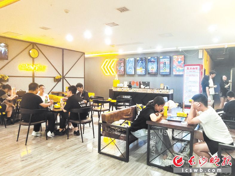 一家密室逃脱店内，等待入场的玩家众多。均为长沙晚报全媒体记者 陈星源 实习生 龙江乐 摄影报道