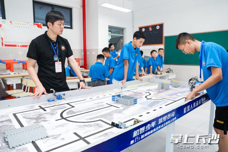 比赛气氛紧张而热烈，现场欢呼声不断。