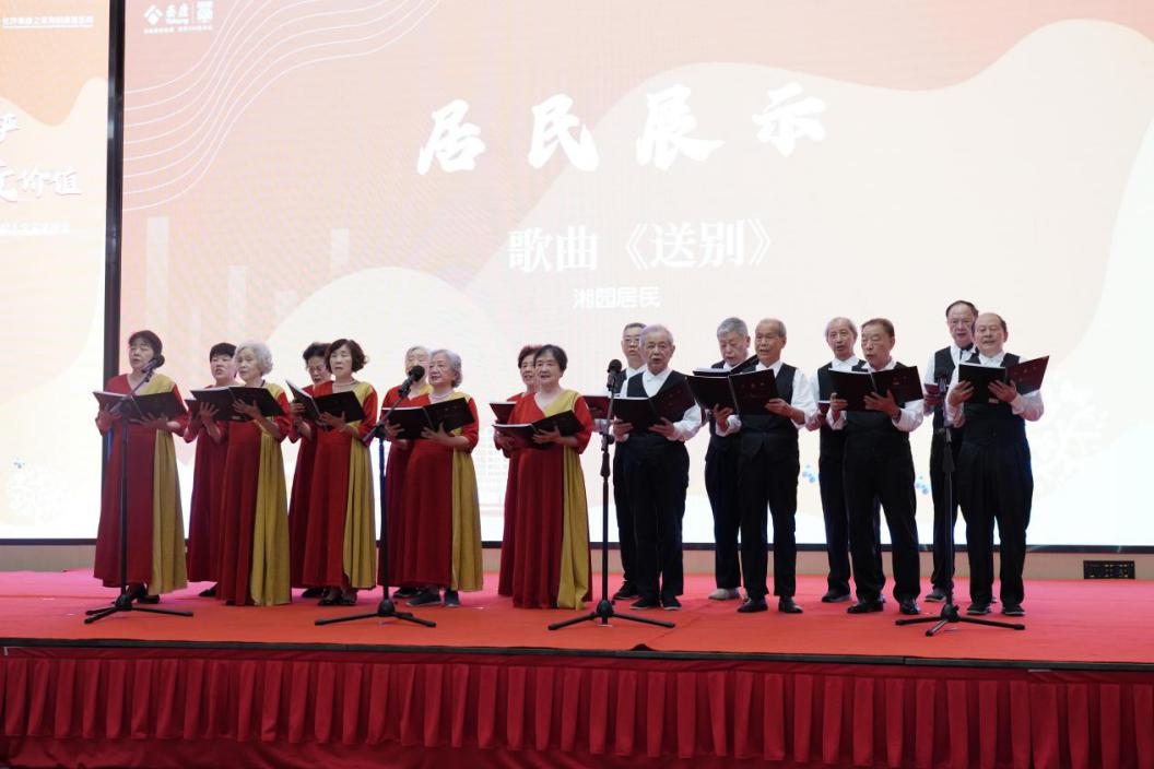 泰康之家·湘园居民“秋韵小合唱”俱乐部，在沙龙活动中献上合唱表演，尽显湘园长辈的风采。