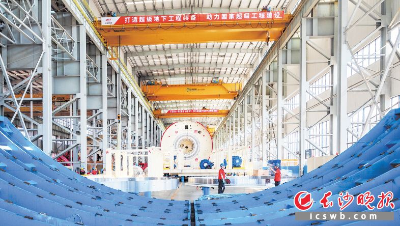 铁建重工致力于系统性、颠覆性自主创新，引领我国地下工程装备实现从跟跑到领跑。 杨小华 摄