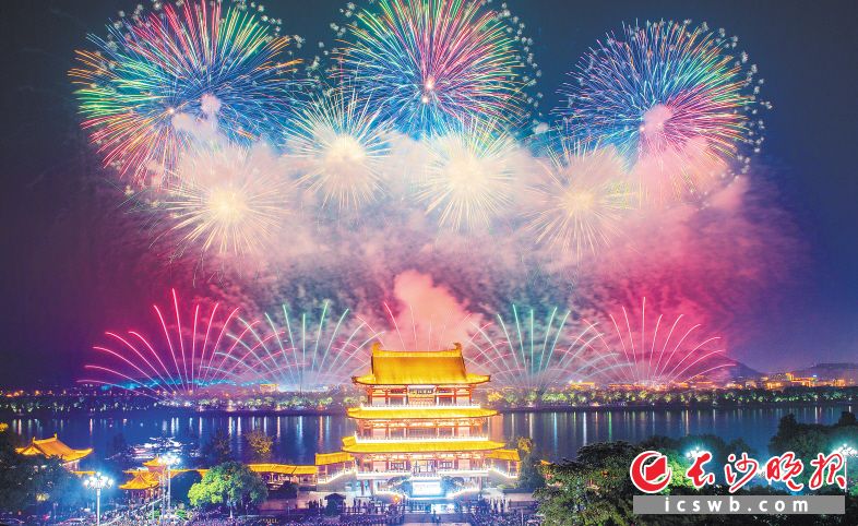 5月11日，长沙在橘子洲焰火广场举办了一场音乐焰火晚会，杜甫江阁在火树银花的包裹中，尽显绚丽多姿。　　长沙晚报全媒体记者 邹麟 摄