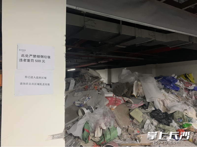 小区地下车库的“垃圾山”。