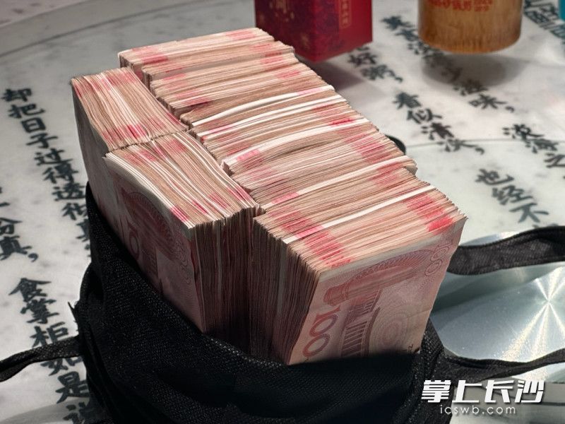 失主丢失的现金。均为长沙晚报全媒体记者 刘琦 摄