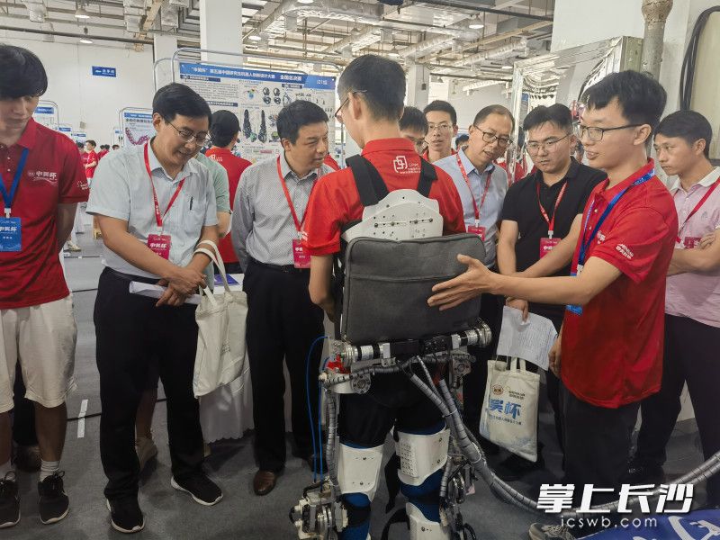 参赛团队正在进行现场演示。