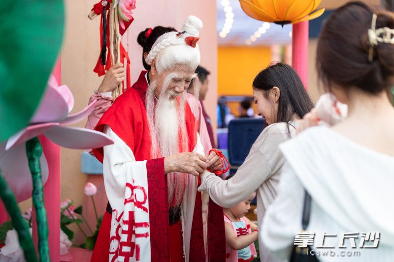 20日晚，长沙世界之窗七夕创意主题“‘荷’你在一起”活动开启。长沙晚报全媒体记者 贺文兵 摄