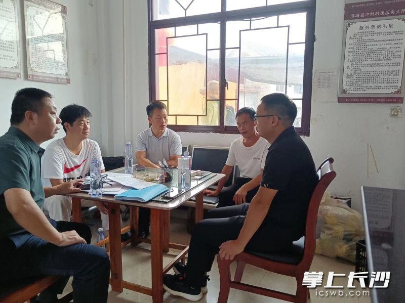 帮扶干部迅速开展走访交流。均为工作队供图