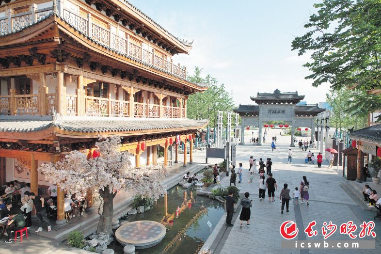 洋湖湿地公园一侧的洋湖水街,有着别具一格的“江南风情”。 洋湖湿地公园一侧的洋湖水街,有着别具一格的“江南风情”。