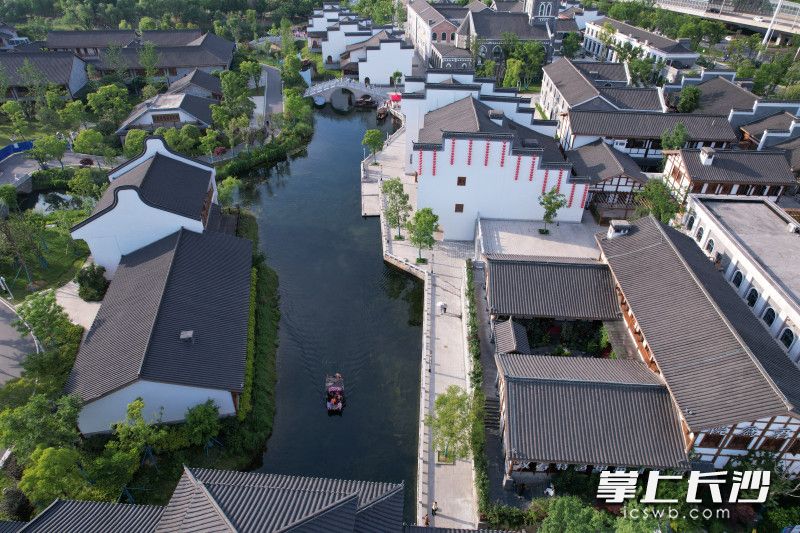 清末民初传统建筑风格为主的水街,依傍洋湖、临湖而建,袅袅飘逸出古韵幽香,白墙青瓦、小桥流水,尽显江南风情。均为长沙晚报全媒体记者 郭雨滴 摄 清末民初传统建筑风格为主的水街,依傍洋湖、临湖而建,袅袅飘逸出古韵幽香,白墙青瓦、小桥流水,尽显江南风情。均为长沙晚报全媒体记者 郭雨滴 摄