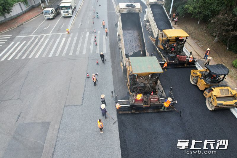 24日，在红旗渠水系排水改造项目施工现场，浏阳河明挖段最后一段占道施工的道路完成沥青混凝土摊铺作业，实现全线恢复通车。均为长沙晚报全媒体记者 陈焕明 通讯员 刘志强 摄影报道
