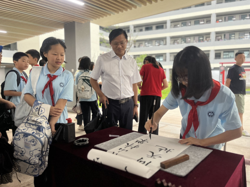 一名学生在展示书法。