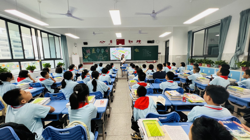 新学期，同学们开启诗意般的美好生活。