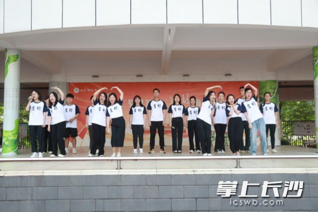 新老师的亮相也别出心裁。