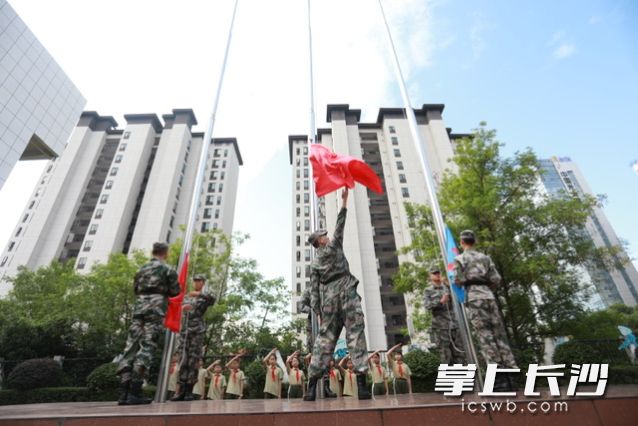 庄严的升旗仪式。