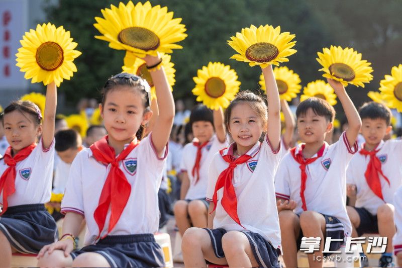 同升学子挥动着国旗，挥舞着向日葵，开心地迎接自己的开学第一课。