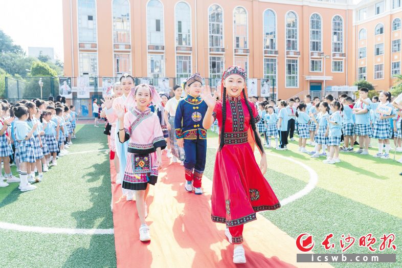 　4日上午，天心区仰天湖桂花坪小学的同学们身穿民族服装，举行了一场别开生面的开学典礼。 长沙晚报全媒体记者 周数邑 摄