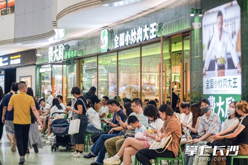 在广州，费大厨辣椒炒肉正佳广场店排队火爆。