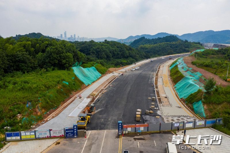 位于梅溪湖国际新城二期的龙柏路(栀子路~樱花路)正在进行沥青油面施工。长沙晚报全媒体记者 陈焕明 通讯员 胡翔 摄 位于梅溪湖国际新城二期的龙柏路(栀子路~樱花路)正在进行沥青油面施工。长沙晚报全媒体记者 陈焕明 通讯员 胡翔 摄