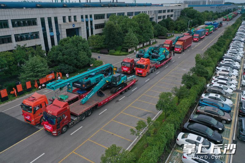 山河智能国际批量发货仪式举行，近百台设备发往海内外。 均为长沙晚报全媒体记者 王志伟 通讯员 梁超摄