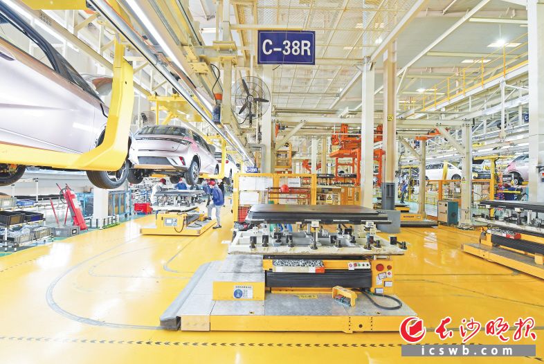 图为长沙比亚迪生产车间一角。 长沙晚报全媒体记者 王志伟 摄 图为长沙比亚迪生产车间一角。 长沙晚报全媒体记者 王志伟 摄