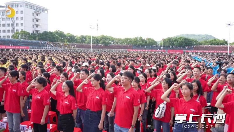 新生进行集体宣誓。 新生进行集体宣誓。