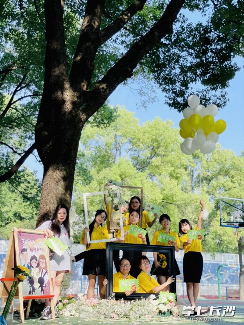 教师节，老师们的创意合照。