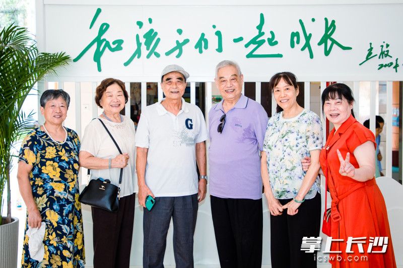 退休老教师们回到学校，持续关注学校的发展。