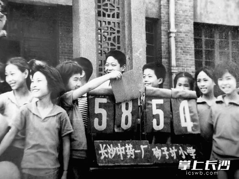 那些穿透岁月的笑脸，仍是这么有感染力。