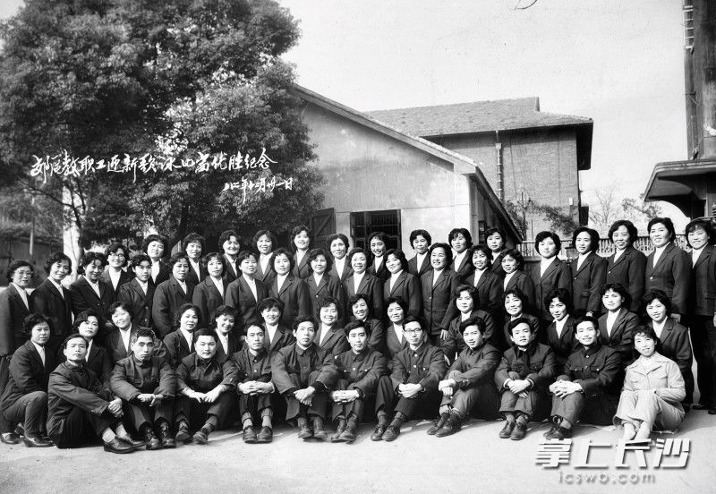 1982年老师们的合影。