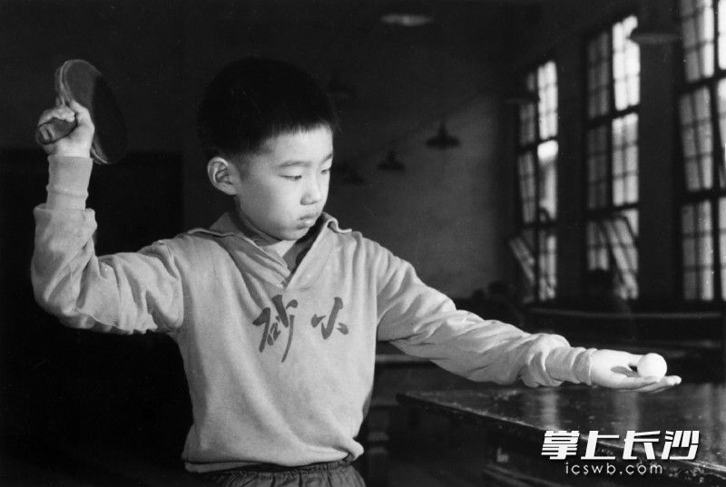 砂子塘小学乒乓球队连续夺得长沙市16届冠军。