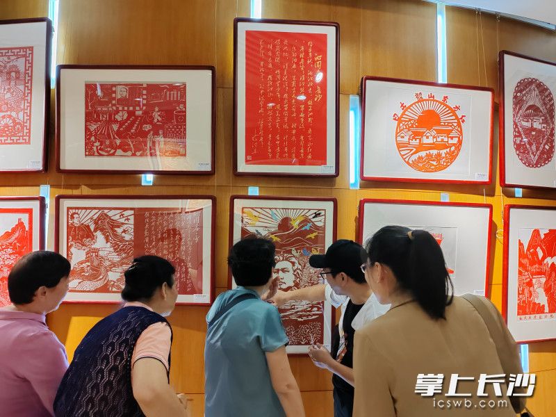 “传承红色基因”剪纸作品展在长沙市图书馆4楼开幕。均为长沙晚报全媒体记者 黄能 摄