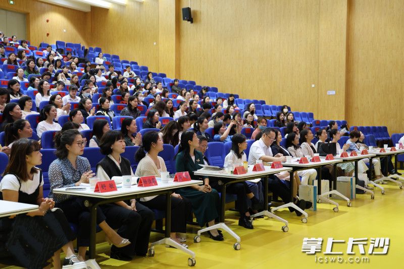 除了现场发布会外，还有近5000名教师参加线上发布会。