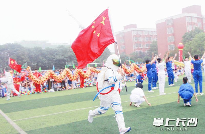 各个方阵以多种表演方式体现本次体育节主题。 各个方阵以多种表演方式体现本次体育节主题。