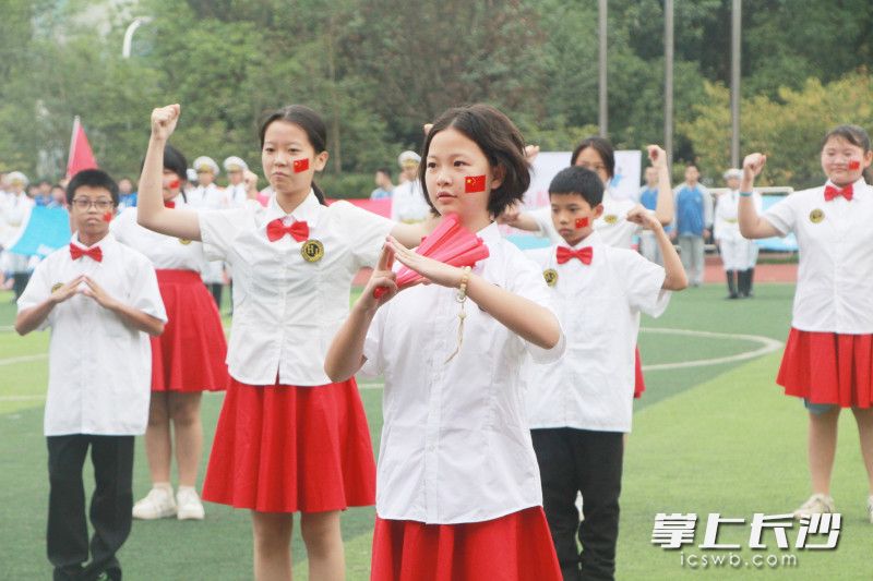 展现少年的青春活力。 展现少年的青春活力。