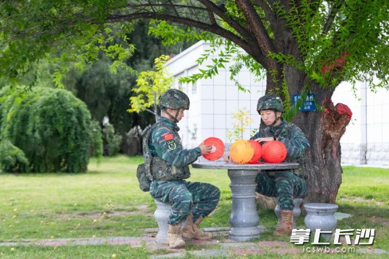武警西藏总队林芝支队的戍边官兵收到长沙理工大学师生制作的灯笼。均为通讯员供图