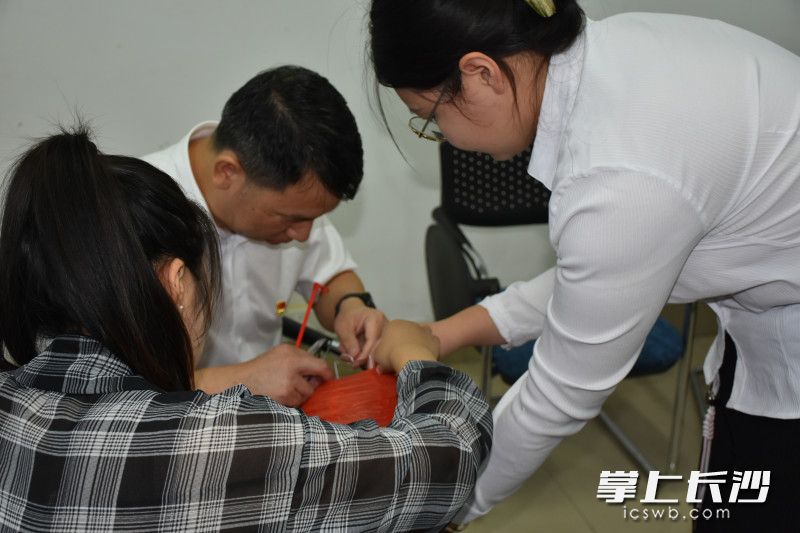 长沙理工大学师生制作灯笼。