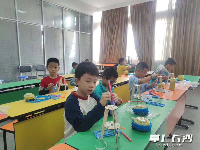 孩子们在制作空气火箭炮。 孩子们在制作空气火箭炮。