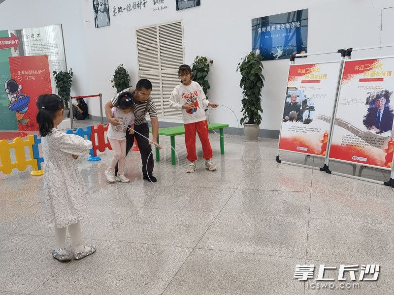 省科技馆滚铁环、竹蜻蜓、跳房子、踢毽子等“老游戏 大科学”活动其乐融融。均为长沙晚报通讯员 褚维坊 供图 省科技馆滚铁环、竹蜻蜓、跳房子、踢毽子等“老游戏 大科学”活动其乐融融。均为长沙晚报通讯员 褚维坊 供图