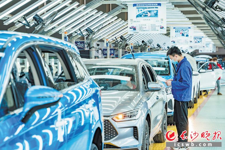 如今,长沙拥有比亚迪、上汽大众、北汽福田等6家新能源汽车整车生产企业。图为比亚迪生产车间一角。  长沙晚报全媒体记者 王志伟 摄 如今,长沙拥有比亚迪、上汽大众、北汽福田等6家新能源汽车整车生产企业。图为比亚迪生产车间一角。  长沙晚报全媒体记者 王志伟 摄