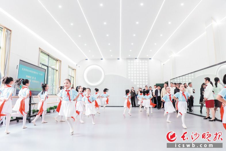 观摩活动中,开福区清水塘北辰小学的孩子们以童谣《文明伴我行》将中小学生文明行为“十小事”演绎得活灵活现。市文明办供图 观摩活动中,开福区清水塘北辰小学的孩子们以童谣《文明伴我行》将中小学生文明行为“十小事”演绎得活灵活现。市文明办供图