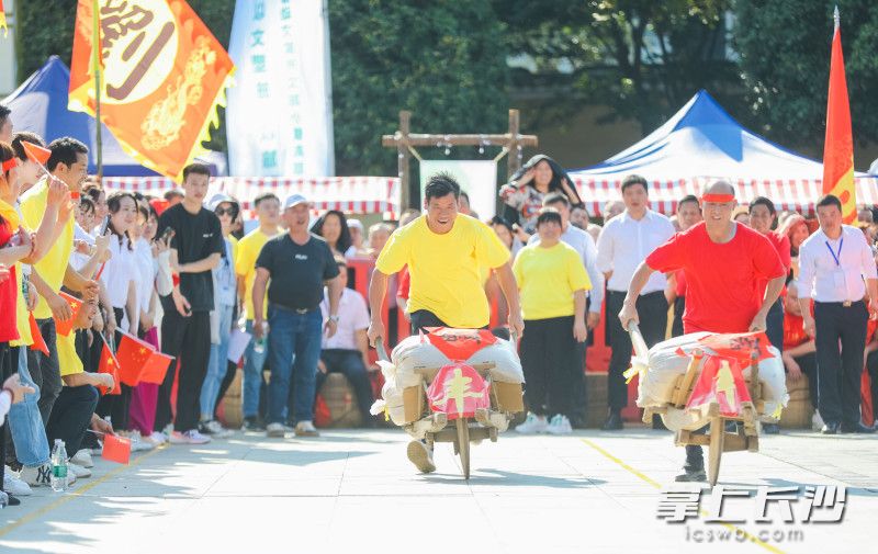 趣味活动庆秋收。长沙晚报通讯员 文佳 摄